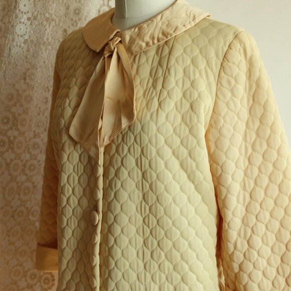 Vintage 1960s Robe, Gossard Artemis Golden Yellow Quilted Bed Jacket, Pointed - Picture 8 of 10
